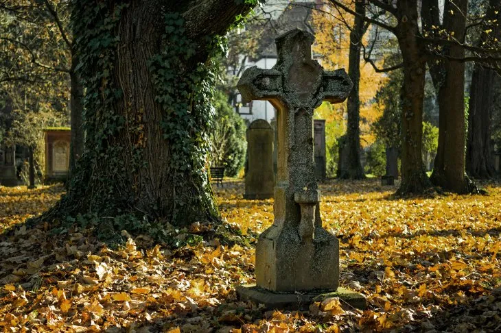 Rescatan a mujer sepultada viva en cementerio