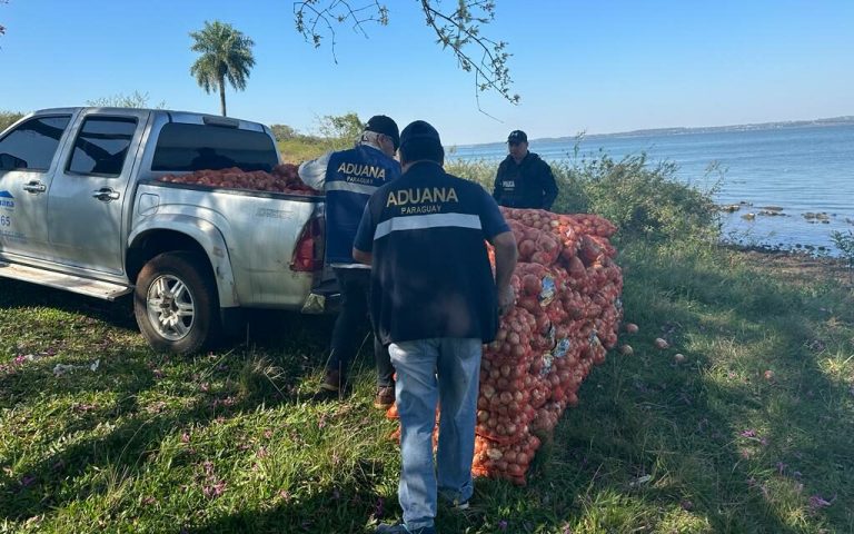 Abandonan gran carga de cebollas argentinas a la orilla del río Paraná