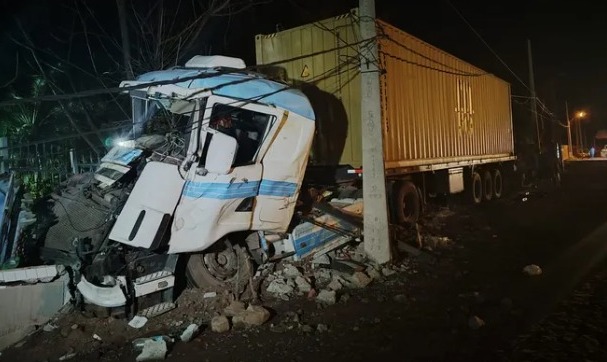Accidente entre camiones afectó a dos viviendas en Pedrozo