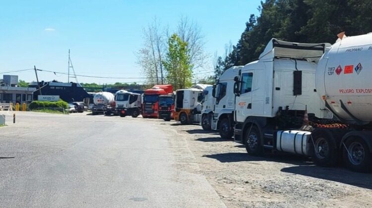 Camiones esperan cargar gas, pero Argentina dice que no