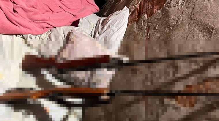 Muere mujer hallada herida en la cama de su expareja