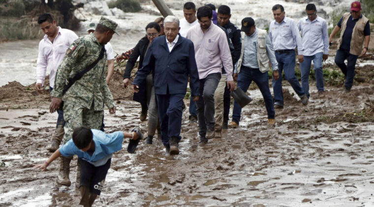 Huracán en Acapulco: presidente llega caminando sobre el barro