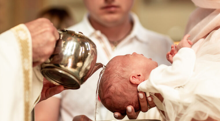 El Vaticano afirma que católicos transgénero pueden ser padrinos de bautismos