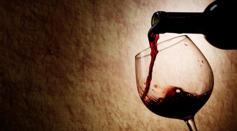 Estudio revela por qué a veces nos duele la cabeza al tomar una copa de vino tinto