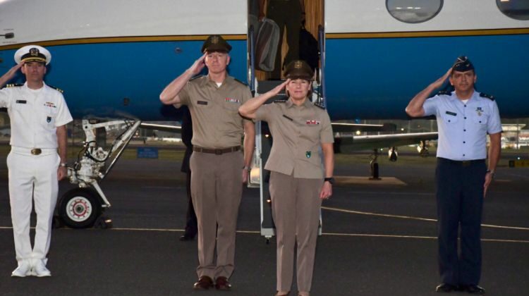 Visita de cooperación militar: destacada comandante de Estados Unidos llega al país