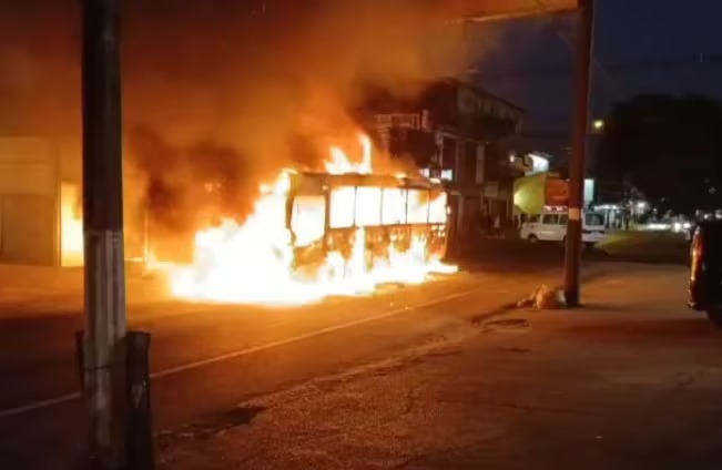 Bus de la Línea 26 ardió en llamas en el centro de San Lorenzo