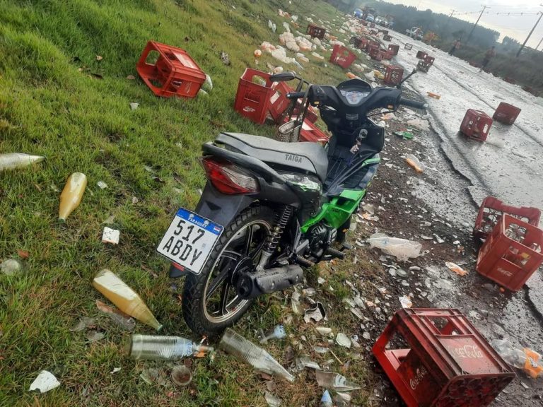 Camión repartidor de bebidas vuelca su carga y provoca accidente en Puente Kyha