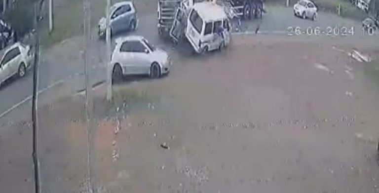 Mujer y niña mueren tras choque entre un tractocamión y un vehículo