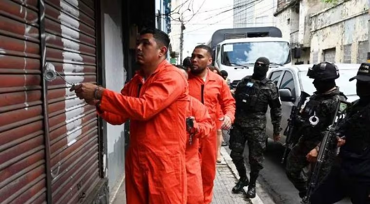 Honduras: ponen a pandilleros presos a borrar grafitis